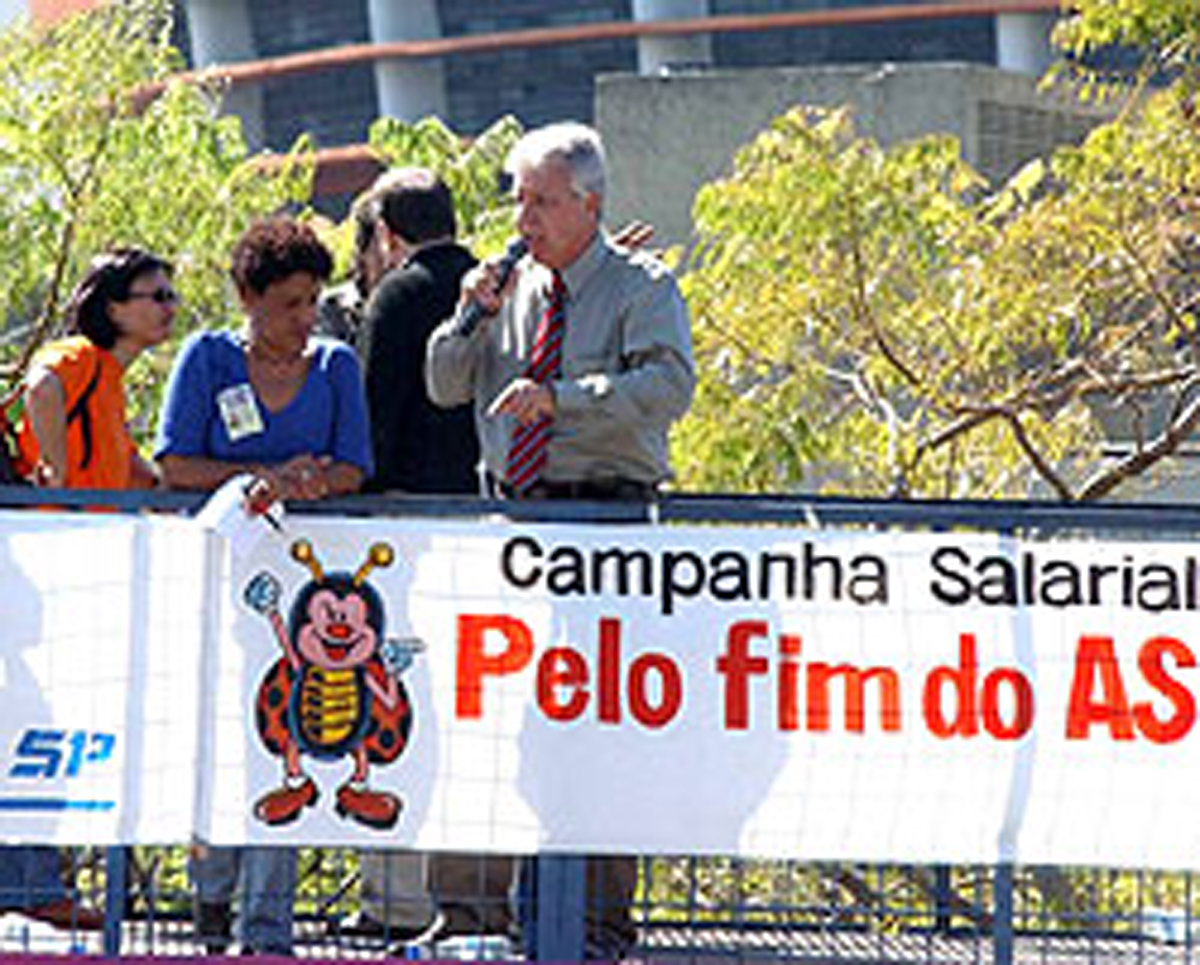 Deputado Fausto Figueira fala aos funcionrios da Sade reunidos do lado de fora do Parlamento paulista<a style='float:right;color:#ccc' href='https://www3.al.sp.gov.br/repositorio/noticia/03-2008/fausto sindsaude.jpg' target=_blank><i class='bi bi-zoom-in'></i> Clique para ver a imagem </a>